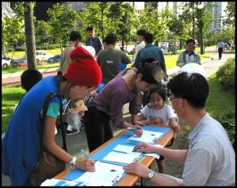 "한글날을 문화국경일로" 서명을 받는 모습 